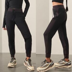 ATHLETA HEADLANDS HYBRID TREK MID RISE JOGGER
Size 4 NWOT